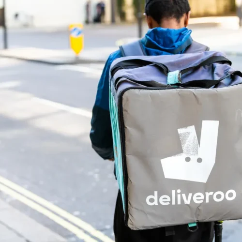 The photo shows a Deliveroo delivery person, whom we consider to be the best choice for deliveries from premium restaurants.